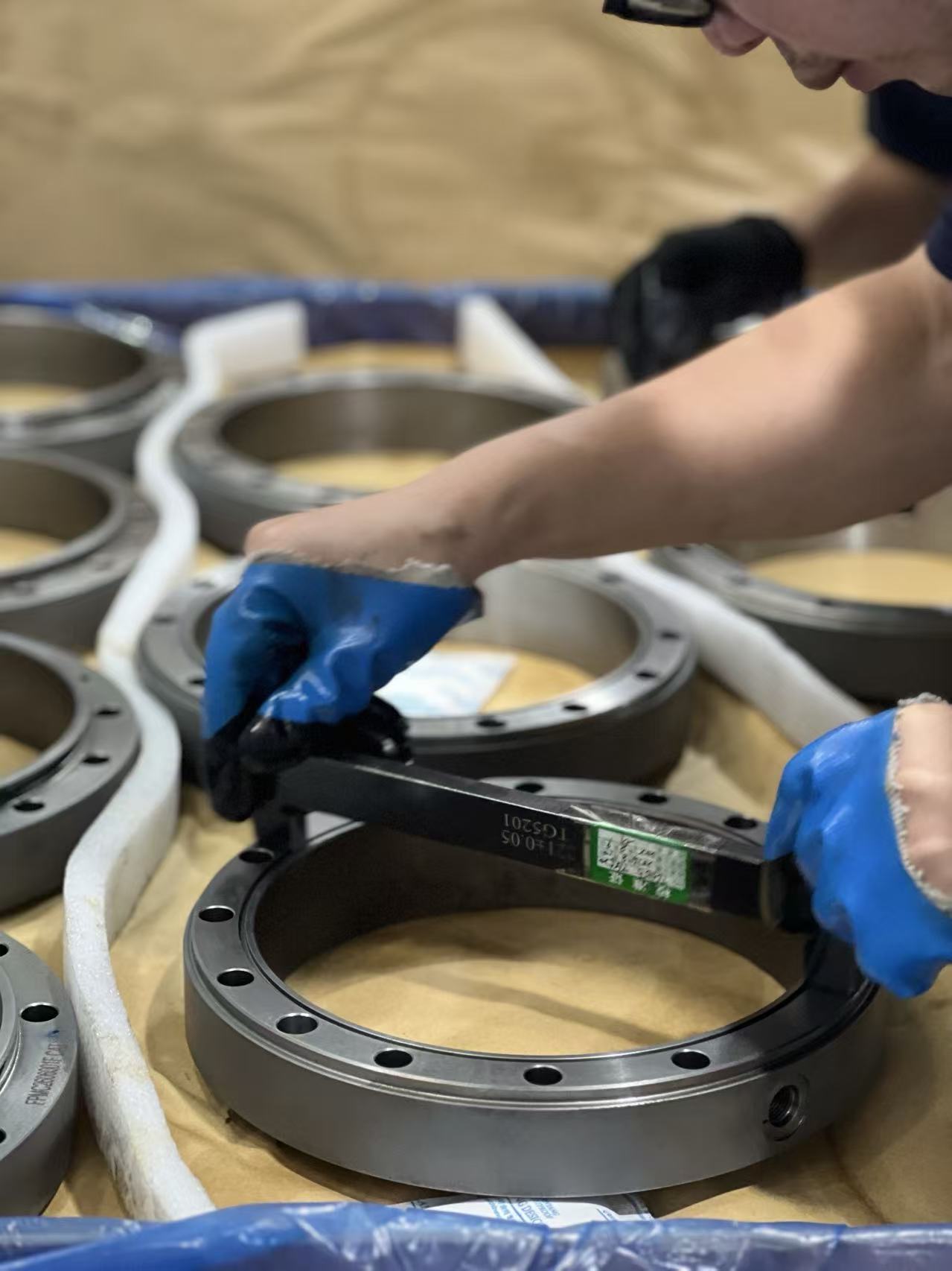 Dimensional check on machined rings before packing